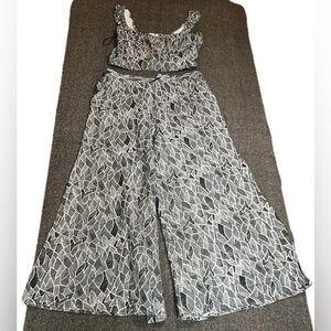 NWOT 2-piece Wide Leg Pant & Crop Tank Set Black with white leaf print sz L